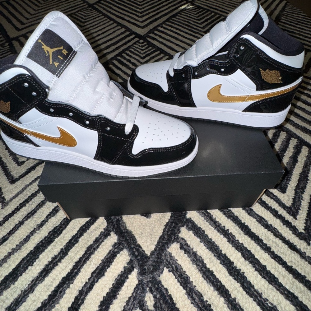 Jordan 1 Retro size 6.5Y=8W
